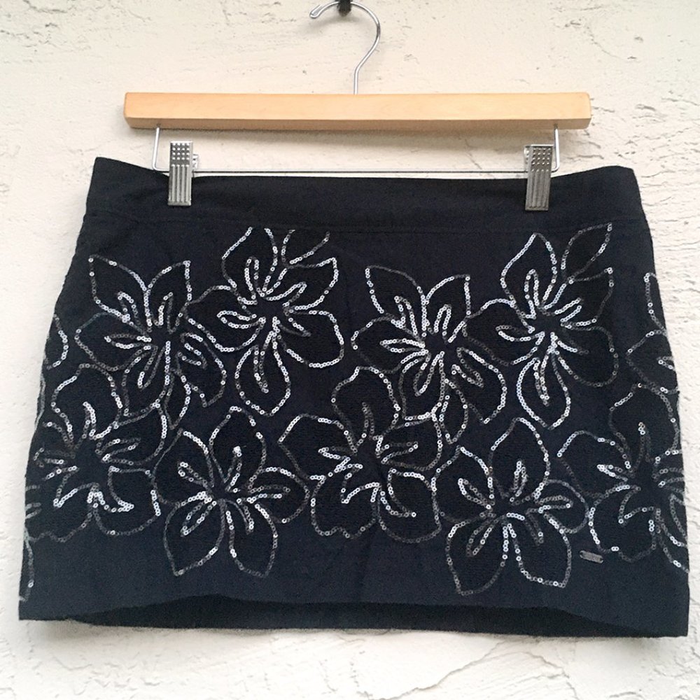 NWT - Hollister Mini w all-over Sequined Hibiscus Pattern (Jrs 5)